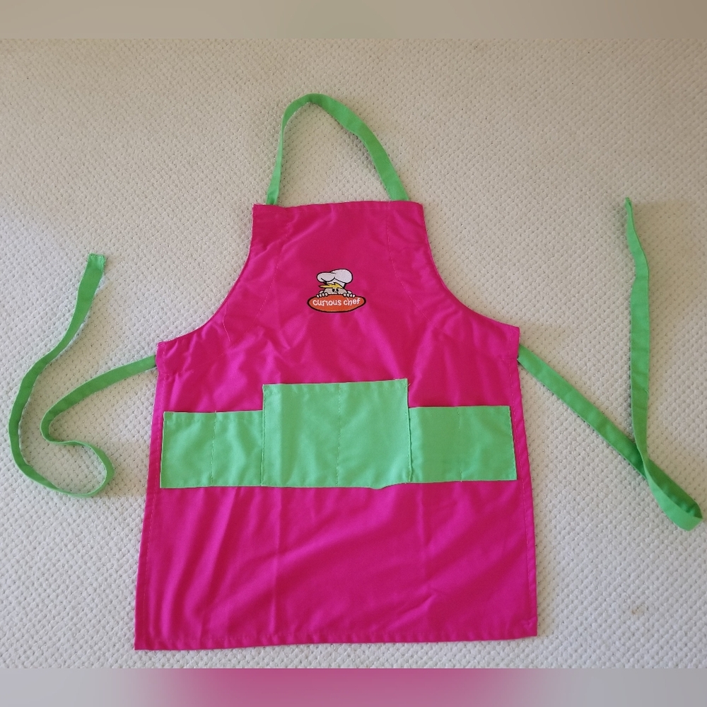 NWOT Curious Chef apron for kids.